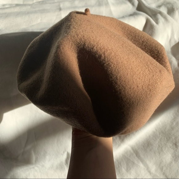 CLYDE Classic and versatile wool beret in camel. - Picture 3 of 4